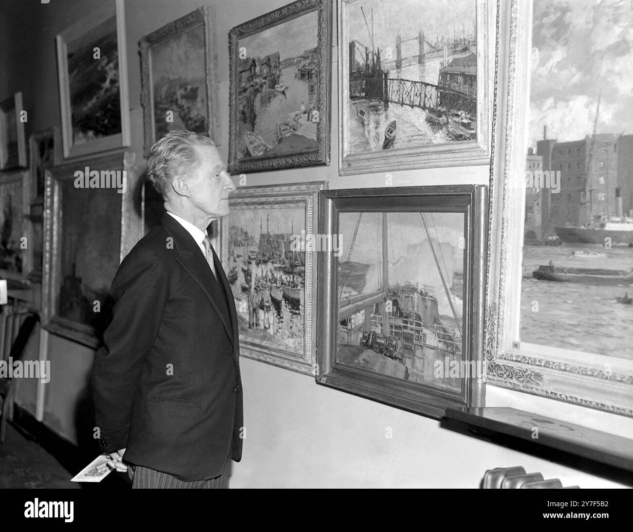 Ammiraglio della flotta, Lord Cork & Orrery che guarda alcuni dipinti della Society of Marine Artists presso la City Guildhall. Novembre 1949 Foto Stock