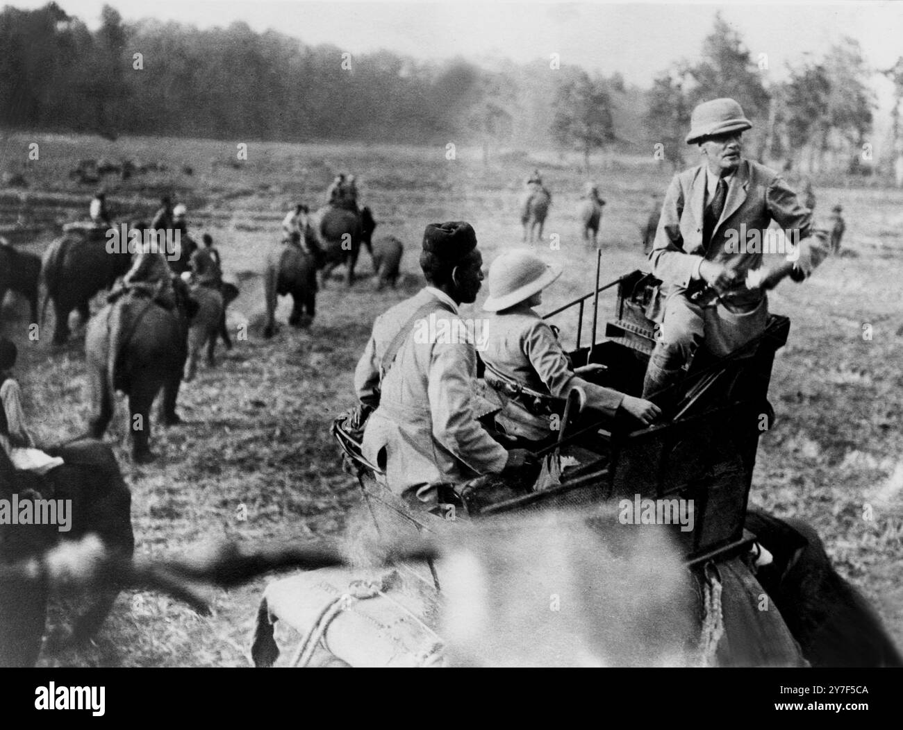 Il generale Bruce in una spedizione di sparatorie a tigre. Il capo della spedizione del Monte Everest prese parte come ospite del tenente colonnello W. F. o'Conner alla caccia alla tigre in Nepal. 1924 Foto Stock