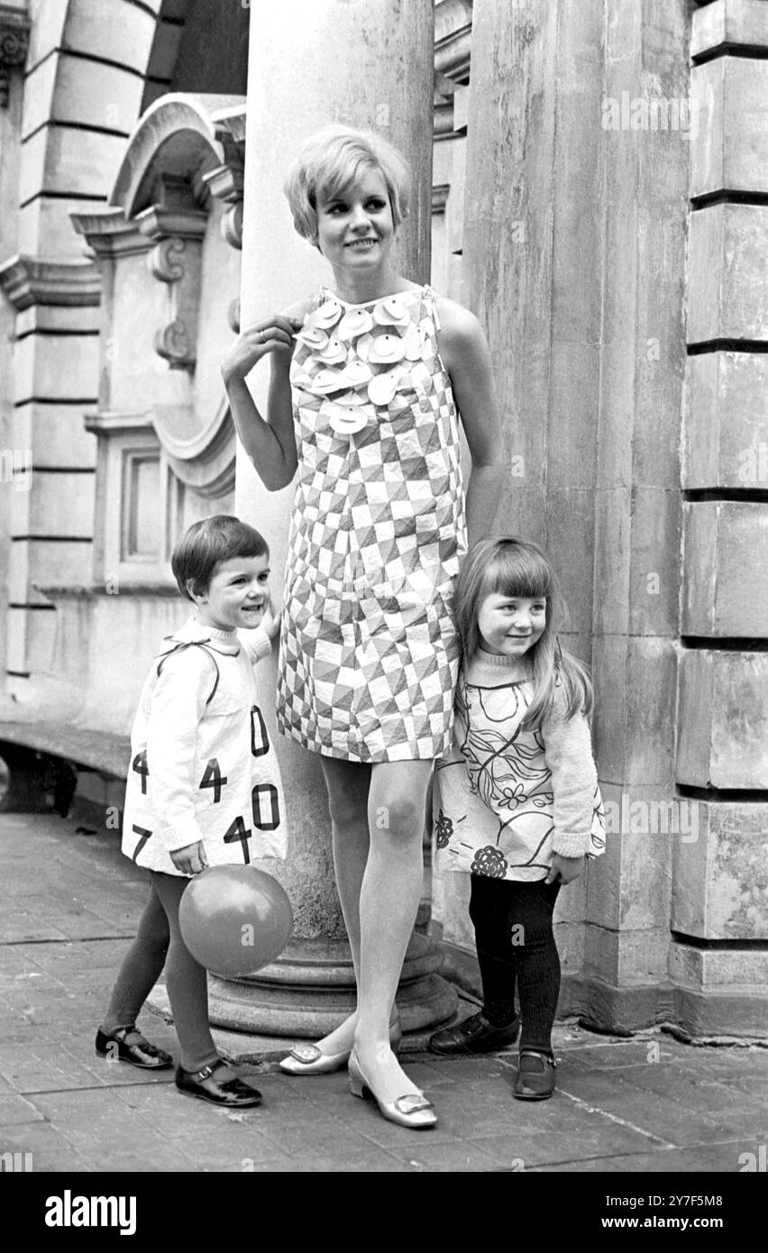 Abiti di carta indossati da Monique Bohm con Caroline Bishop,4, e Susan Leach 4 20 febbraio 1967 Foto Stock