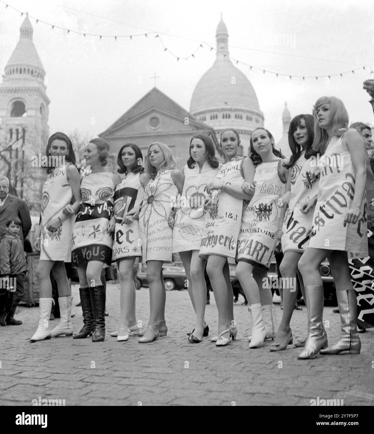 La famosa Piazza Parigina, Place du Teatre, è la scena di questa sfilata di fdashion unica, quando questa folla di giovani e graziosi modelli mostrava questi slogan che portavano abiti di carta disegnati da Paco Rabanne per il 13° festival della Scuola superiore commerciale ed economica francese - - 6 marzo 1967 Foto Stock