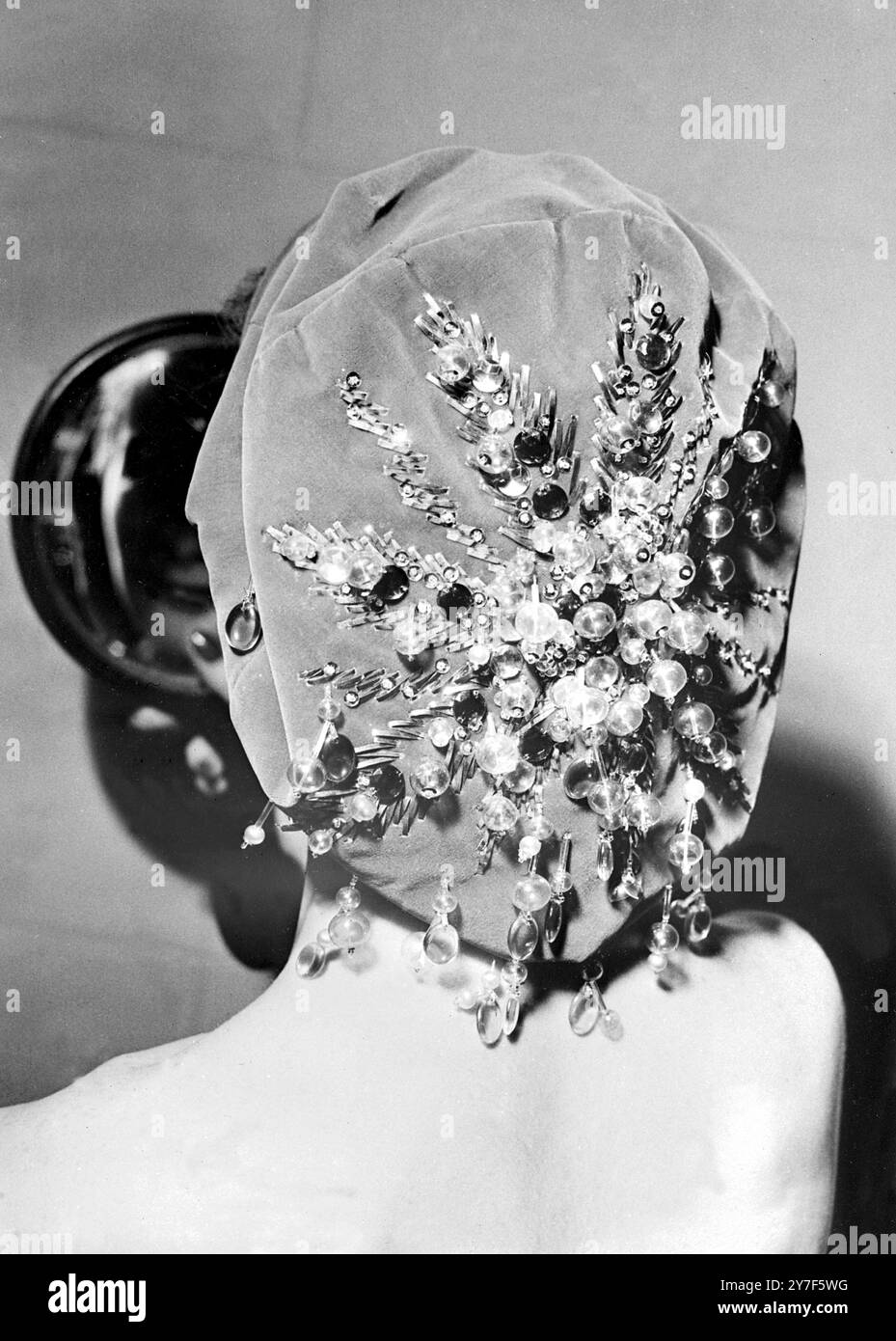 Uno scioccante velluto rosa sul viso berretto ricamato con paillettes e perle color arcobaleno. È una delle ultime novità della collezione del famoso designer francese Schiaparelli. Foto Stock