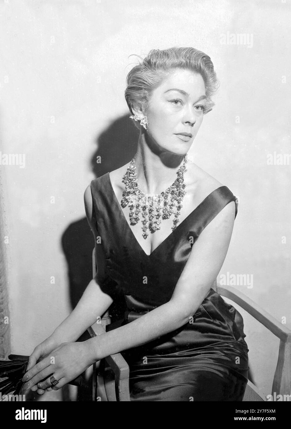 Sfilata Schiaparelli al Ciro's Club 5 dicembre 1950. La signora Schiaparelli, la famosa designer francese, stasera ha dato una mostra delle sue ultime creazioni al famoso night club Ciro's.. Il modello russo Ludmilla Gaillard indossa un jet cloak in raso nero e una collana con cascata diamante. Foto Stock