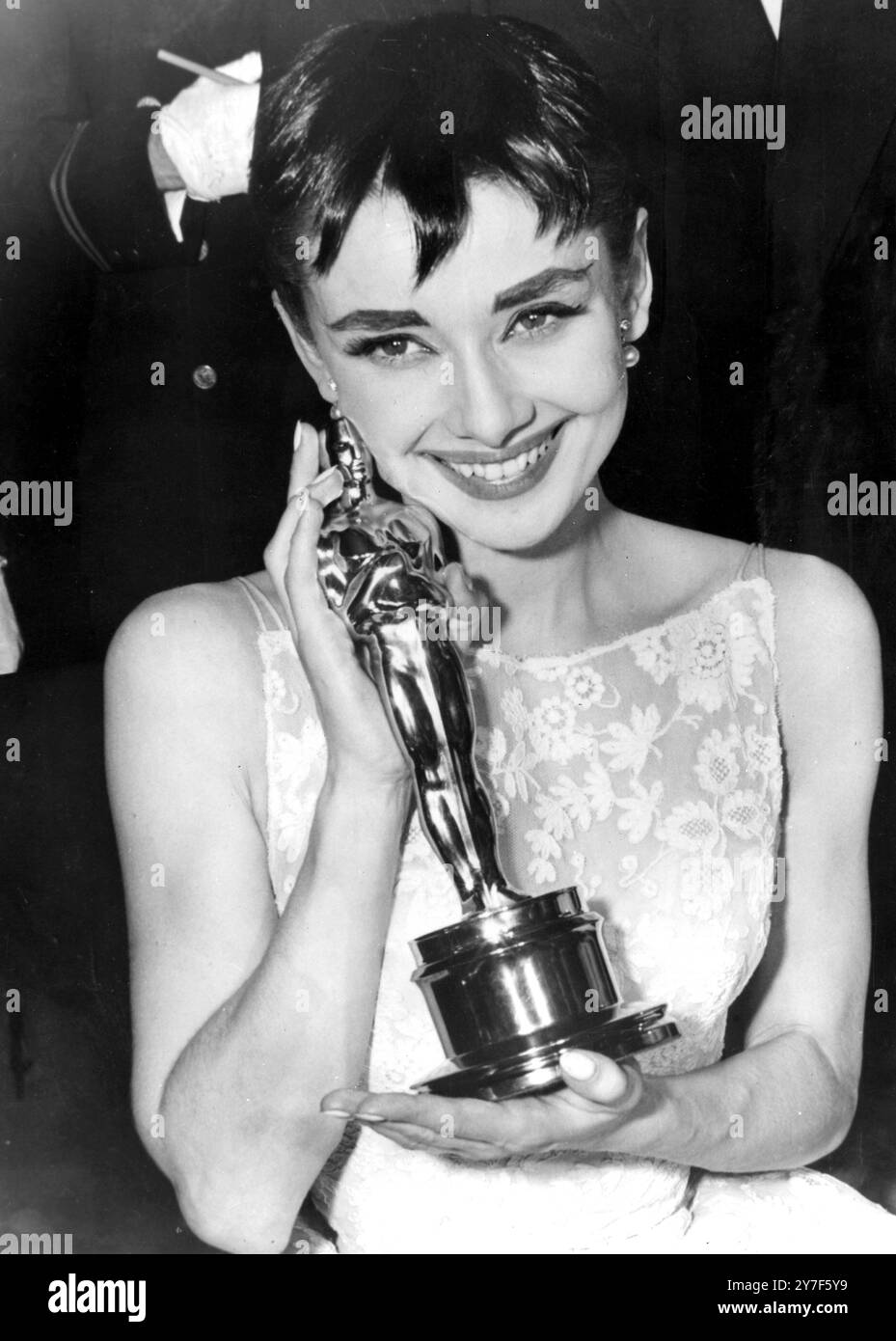 Audrey Hepburn con il suo oscar per il film 'Roman Holiday' 1954 Foto Stock