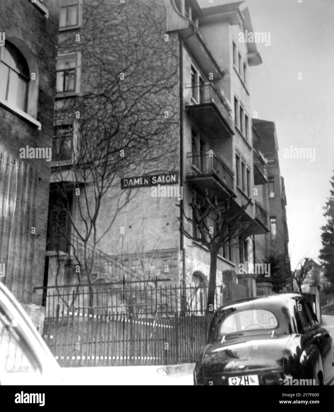 Hume pianificò il matrimonio Un uomo che si credeva fosse Donald Hume, ricercato per la Brentford Bank Shooting, e ora in arresto a Zurigo accusato di omicidio a seguito di un arresto della banca, avrebbe sposato una ragazza svizzera entro poche settimane. Gli amici hanno detto che conoscevano bene l'uomo, che erano stati visitati dalla polizia che ha portato le fotografie di Hume e che lo avevano identificato alla polizia come il fidanzato della ragazza. Hanno detto che conoscevano l'uomo sotto il nome di John Bird e che si è descritto come un pilota collaudatore canadese che lavora a Francoforte. Si dice che la ragazza si chiami Trudi. Questo Foto Stock