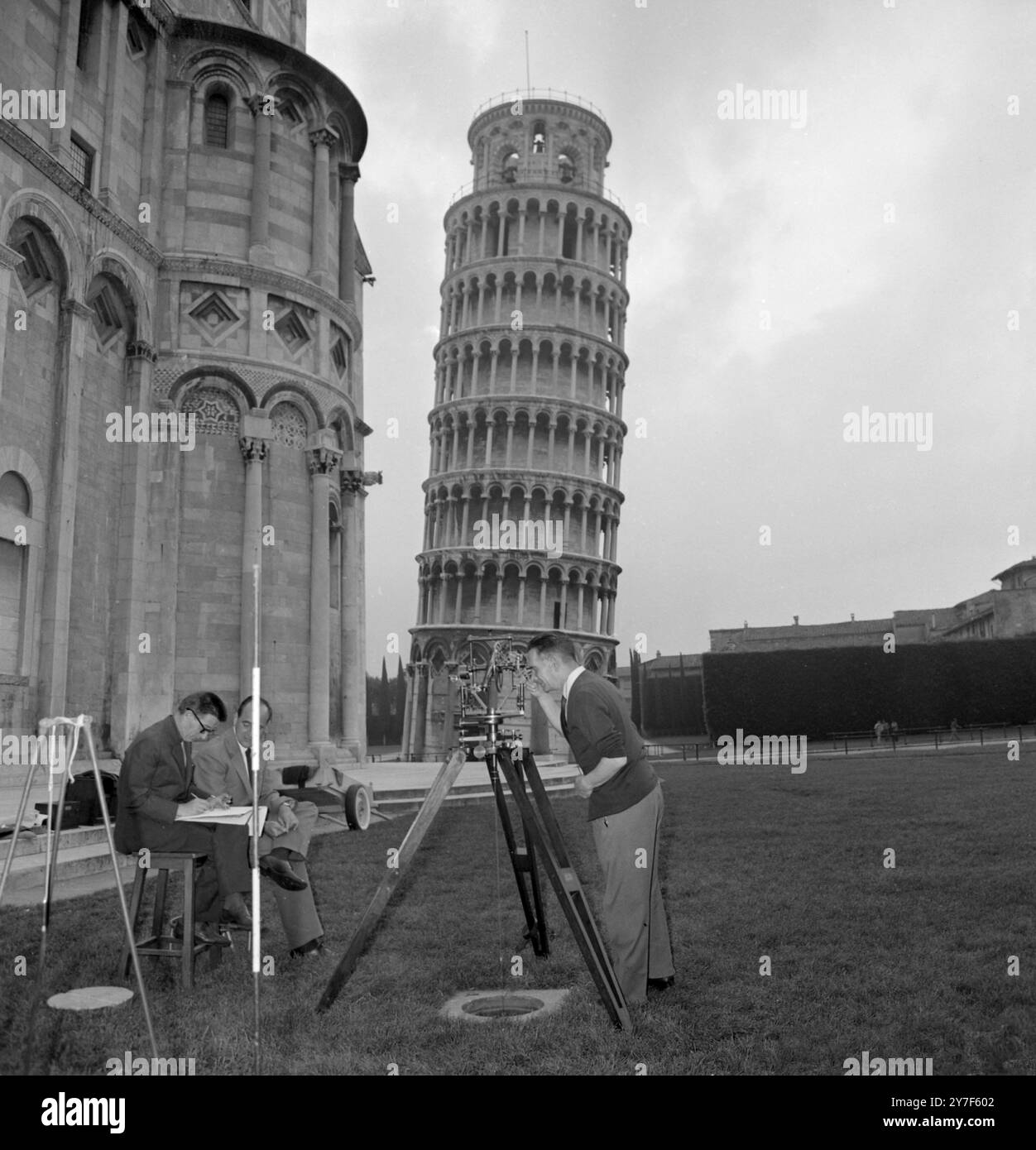 Misurazioni dell'inclinazione sulla Torre Pendente di Pisa. Gli esperti dell'Università di Pisa stanno cercando di ottenere l'ultimo punto di vista che sta cullando una grande preoccupazione ufficiale. Il governo italiano ha promesso aiuto, se necessario. 24 giugno 1964 Foto Stock
