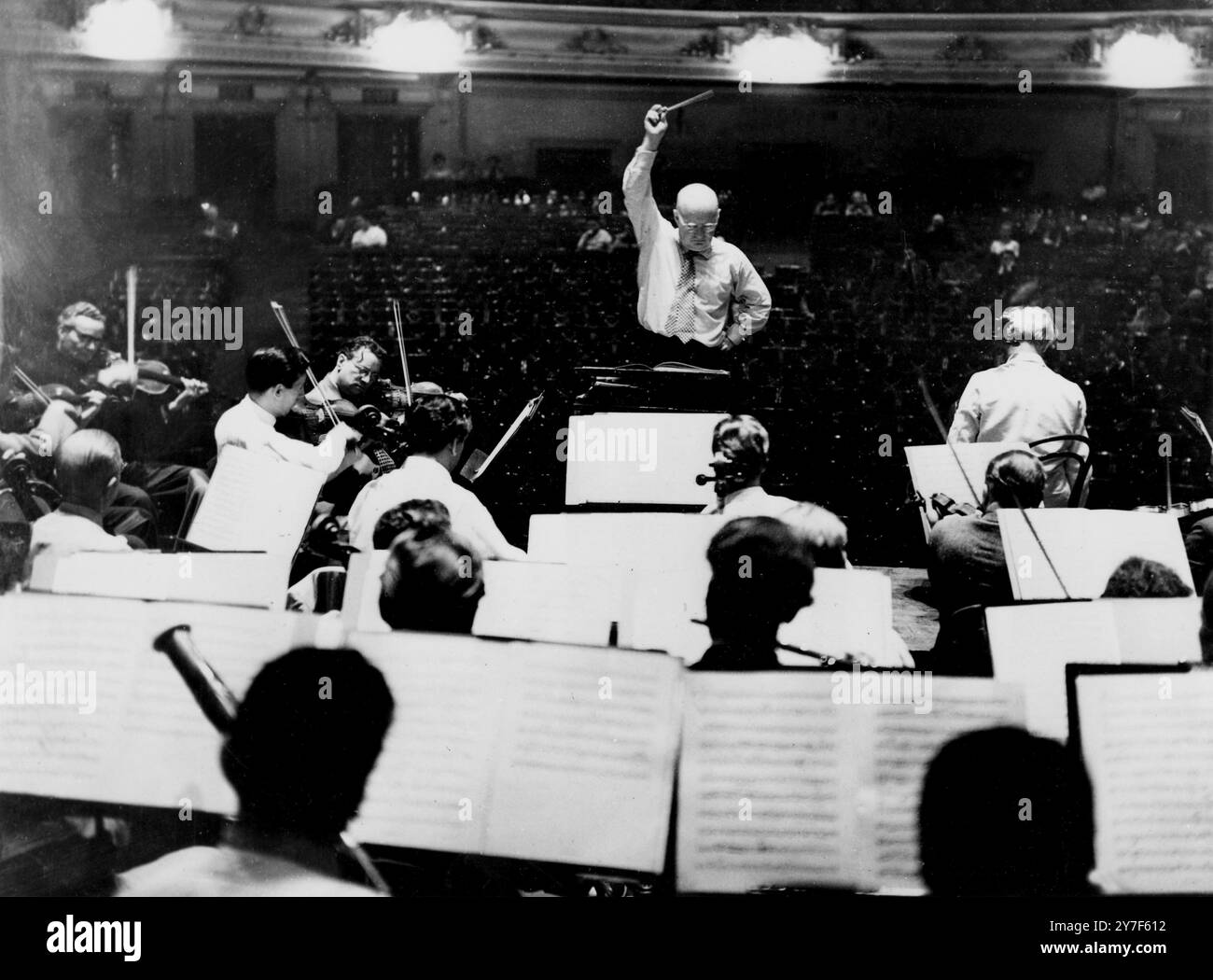 Il compositore tedesco Paul Hindemith prova l'Orchestra Filarmonica di Berlino per una performance nella Usher Hall di Edimburgo, di un programma contenente due delle sue opere per il Festival di Edimburgo 26 agosto 1955 Foto Stock