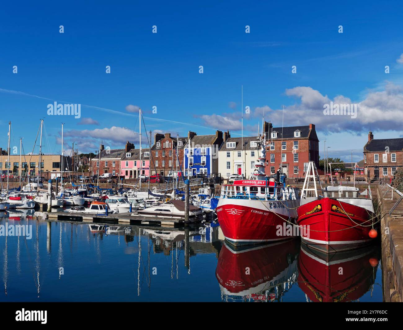 Affacciato sul porto interno e sulla Marina di Arbroath Fishing Port, con gli yacht nel porticciolo e due pescherecci tradizionali legati. Foto Stock