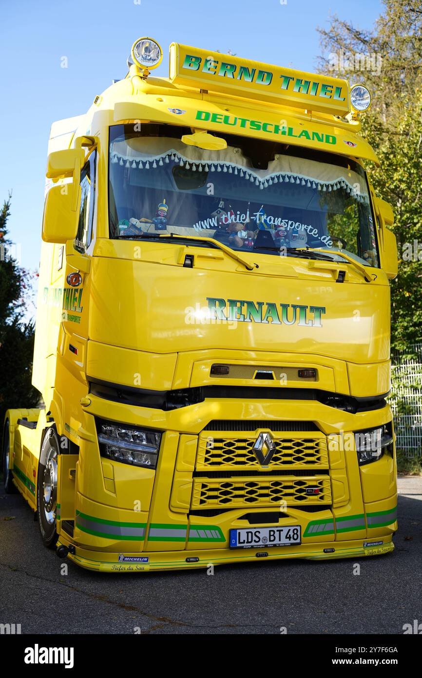 Neukirch/Lausitz - Truckerbilly: Old meets New 29.09.2024 Neukirch/Lausitz, Hauptstraße 37 Fotograf: LausitzNews.de am Wochenende vom 27.09.2024 - 29.09.2024 fand in Neukirch/Lausitz das erste Truckerbilly statt. Rund 20 Trucker kamen der Einladung auf dieses Event nach und fuhren in Die Oberlausitz. Rund 2000 Menschen besuchten das Event, bestaunten die Fahrzeuge und kamen a Gespräche. über eine Losbude sowie eine Hüpfburg konnten sich die ganzen kleinen freuen. Auch für den kleinen Hunger gab es Bratwurst oder Steak. AM Abend wurde das ganze dann mit einem DJ und Schöner Lichtshow abgerunde Foto Stock