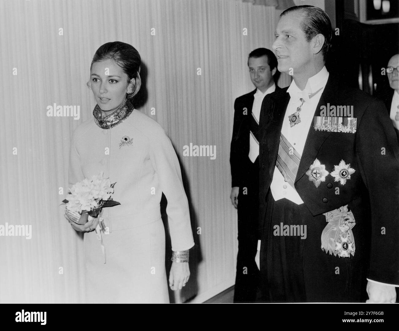 La Principessa Paola belga in un abito da sera a figura intera e' scortata nella Banqueting House a Whitehall Londra dal Duca di Edimburgo il 13 marzo 1968 Foto Stock