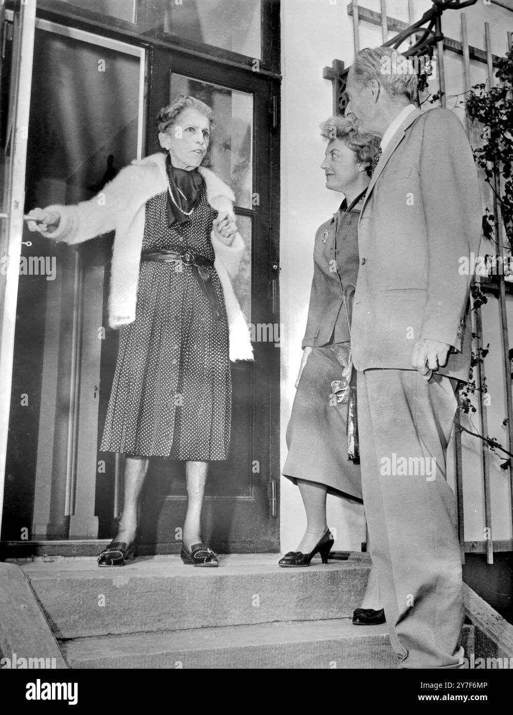 Baronessa Karen Blixen (a sinistra) meglio conosciuta con il suo pseudonimo Isak Dinesen. Aprendo le porte al suo ospite d'onore, famoso autore e filosofo, Aldous Huxley e sua moglie. Rungstedlund estate, Copehagen, Danimarca. 17 agosto 1961 Foto Stock