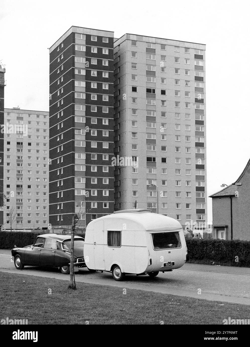 Ospita Mobile e Static New Blocks of Flats - e una piccola carovana - un contrasto visto di recente nella periferia occidentale di Edimburgo. 11 luglio 1967 Foto Stock