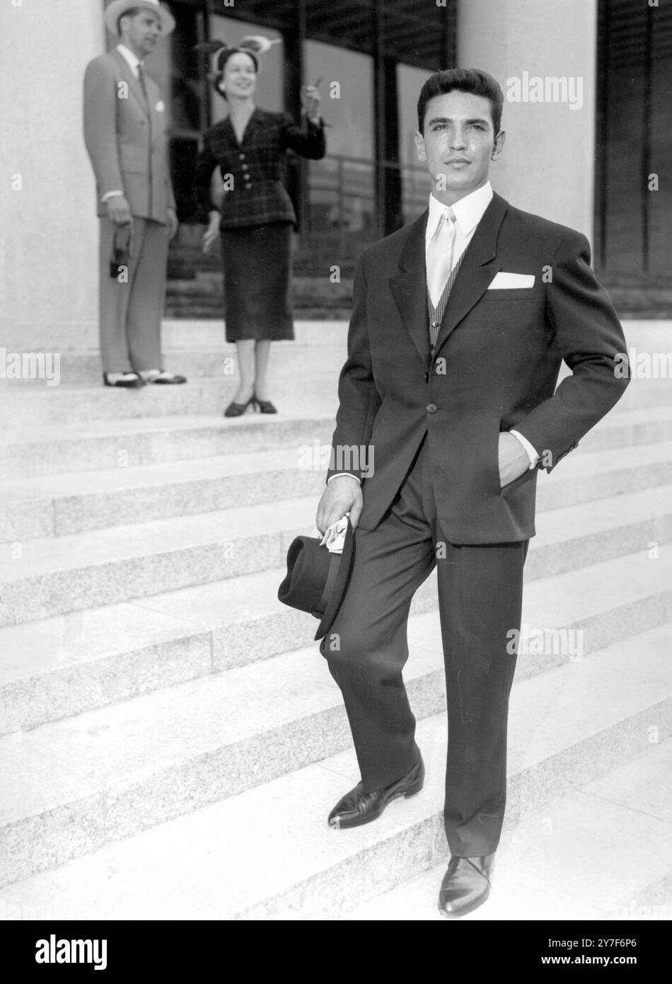 The Well Dressed Man - Today and Tomorrow roma: In occasione del sesto Congresso Internazionale dei Maestri Tailori tenutosi presso la Fiera del marmo bianco di Roma, le ultime novità in fatto di abbigliamento uomo provenienti da Germania, Francia, Inghilterra, Svizzera, Olanda, Belgio, Norvegia e Italia erano in mostra per coloro che tenevano a venire a vedere. Il momento culminante dello spettacolo è stata la presentazione di ciò che i sarti di oggi pensano che l'uomo del XXI secolo indosserà. Ognuno dei quattro contepneumatici che presentarono i modelli del futuro (Inghilterra, Francia, Italia e Germania) differiva nelle loro idee. Spettacoli fotografici: Per l'uomo di oggi, la Francia presenta questo Foto Stock