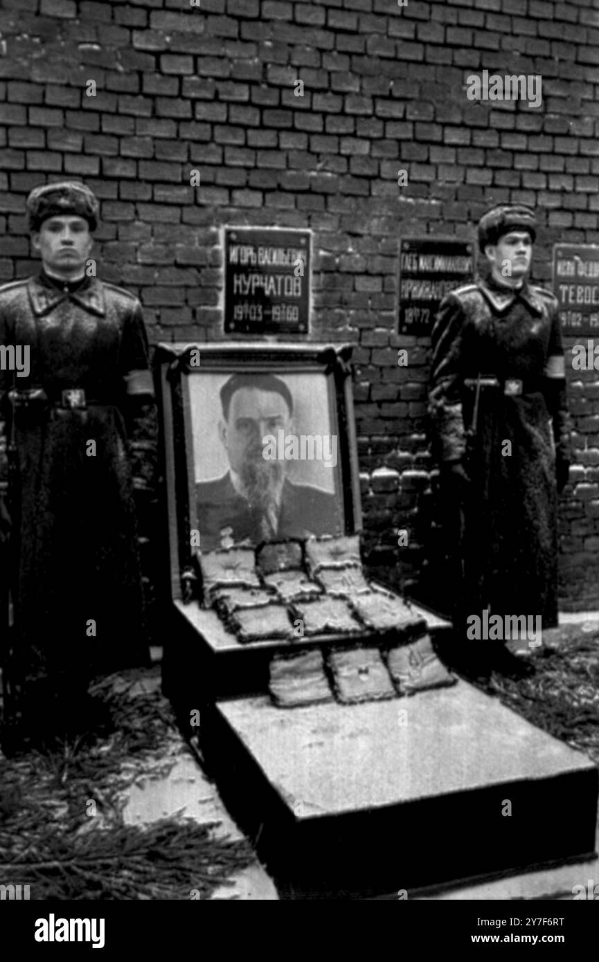 Due soldati sovietici fanno la guardia alla lapide dove l'urna, contenente i resti dell'accademico sovietico Igor Kurchatov padre della H e Una bomba giace dopo il suo funerale di stato di oggi. Sulla lapide c'è un ritratto del professore. Il luogo di sepoltura è proprio accanto al muro del Cremlino a Mosca. Morì dopo un attacco di cuore il 9 febbraio 1960 Foto Stock