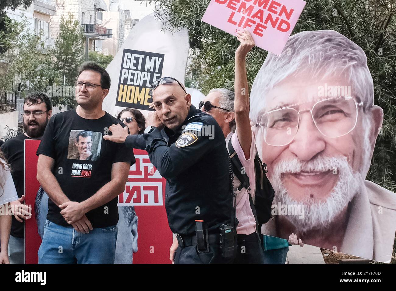 Gerusalemme, Israele. 30 settembre 2024. Mentre Rosh Hashanah, il nuovo anno ebraico, si avvicina - che inizierà al tramonto il 2 ottobre 2024 - famiglie e sostenitori di 101 ostaggi israeliani detenuti a Gaza violano un perimetro di sicurezza vicino alla residenza del primo ministro Netanyahu per protestare. Chiedono il rilascio e la riunificazione dei loro cari, mostrando cartelli con ritratti di ostaggi accanto alle immagini del Gabinetto di sicurezza di Netanyahu etichettato "Gabinetto della morte". La protesta segue l'attacco di Hamas del 7 ottobre 2023, che includeva un massiccio sbarramento di razzi e uomini armati che si infiltravano in Israele, con conseguente infiltrazione Foto Stock