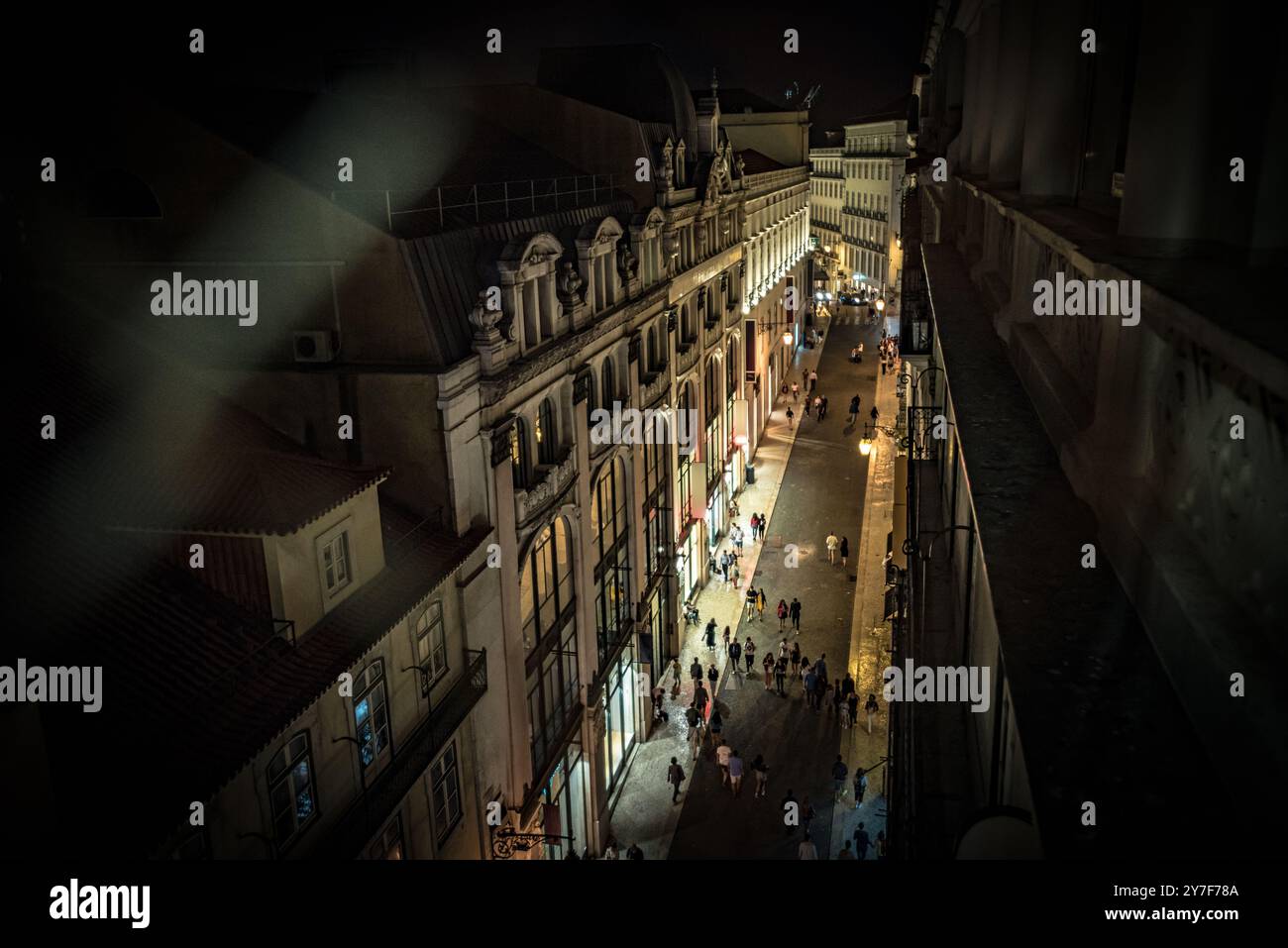 Rua do Carmo illuminata di notte dall'Elevador de Santa Justa Walkway - Lisbona, Portogallo Foto Stock