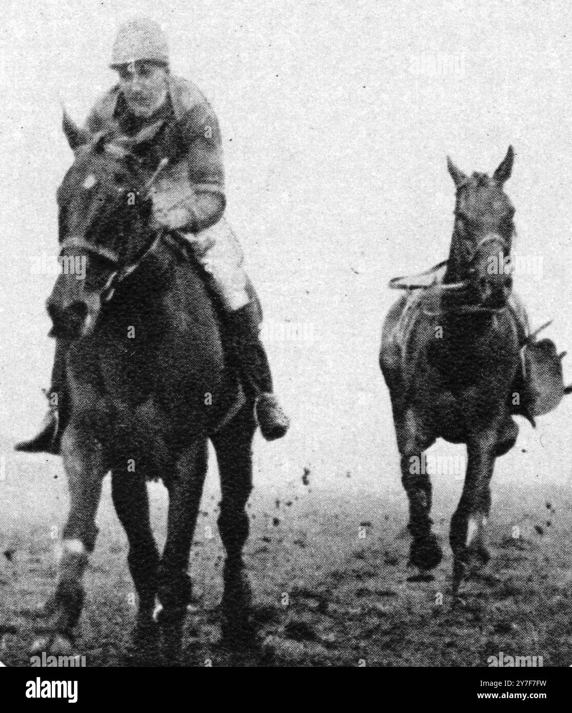 Grand National aprile 1928 il Vincitore al traguardo Tipperary Tim passando il posto seguito da un cavallo senza cavalieri Great Span e ben davanti a Billy Barton (secondo), guidando all'ultima recinzione fino alla caduta del cavaliere e dovette rimodellare Tipperary era di nuovo 100-1 era l'unico cavallo che non cadde da un campo record di 42 titolari e l'unico altro cavallo a completare fu Billy Barton. Il terreno era quagminre. Foto Stock