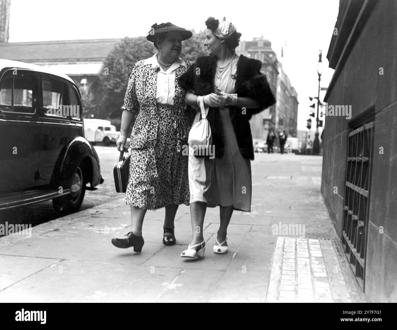 Arrivare oggi per il secondo giorno del processo Christie è il secondo giorno del processo a John Reginald Halliday Christie, accusato dell'omicidio di sua moglie, Ethel Christie. Le foto mostrano: La signora Rees, una testimone, arriva all'Old Bailey con sua figlia, che non si preoccupa del caso. 23 giugno 1953 Foto Stock