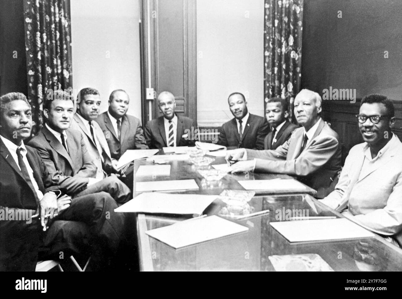 In una riunione qui nella sede NAACP il 29 luglio sono L to R Bayard Rustin, leader di Washington march, Jack Greenberg avvocato NAACP, Whitney M Young Jnr, direttore esecutivo della National Urban League, James Farmer National Core Director, Roy Wilkins segretario esecutivo della NAACP, il Rev Dr Martin Luther King , presidente della Southern Christian Leadership Conference, John Lewis presidente del comitato di coordinamento non violento studentesco, A Philip Randolph, capo del Black American Labour Council e Courtney Fox del gruppo studentesco. Wilkins lesse una dichiarazione firmata da lui stesso, King, Young e Randolph Foto Stock