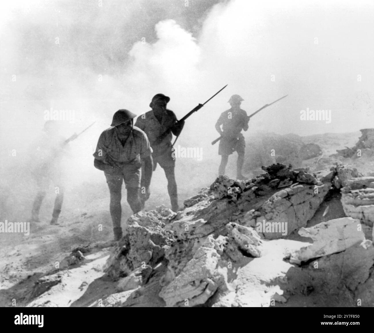 Le truppe britanniche avanzarono sotto il fuoco nella battaglia di El Alamein del 23 ottobre 1942 Foto Stock