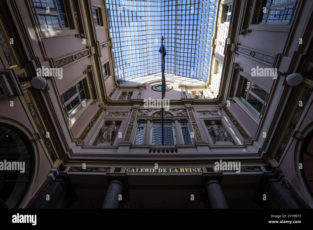 Atrio illuminato dal sole della Galerie de la Reine, parte delle Galeries Royales Saint-Hubert - Bruxelles, Belgio Foto Stock