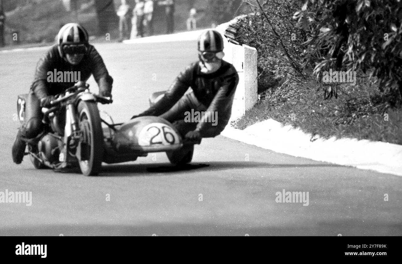 Il pilota N Hanks su BSA 670 (n. 26) riceve un grande aiuto dalla sua passeggero, la signora J Arnold, durante la Heat 3 della gara di side-car fino a 1300cc durante il Greater London Council Motor Cycle Racing Meeting al Crystal Palace. Erano palazzo il secondo 7 aprile 1969 Foto Stock