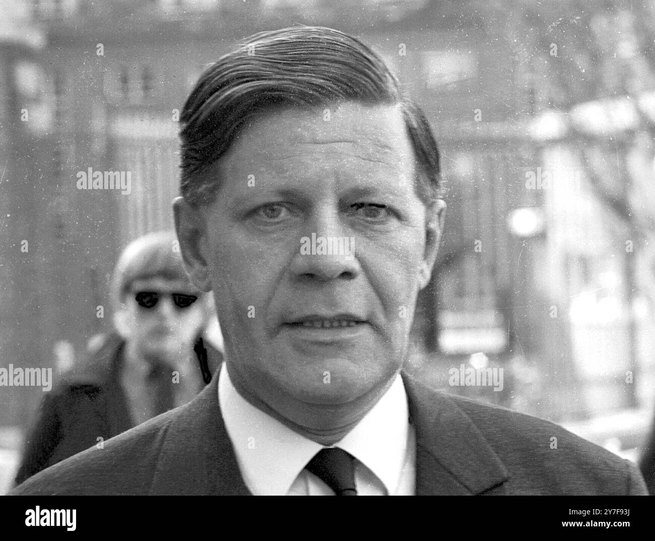 All'arrivo per la conferenza top secret a Cambridge, Helmut Schmidt ha ragione, per il secondo giorno della Conferenza Bilderberg sugli affari mondiali. Statisti e personaggi pubblici partecipano alla conferenza organizzata e presieduta dal principe Bernhard. Fornisce un forum per i 90 delegati per esprimere la loro opinione su questioni mondiali senza essere pubblicizzati il 1° aprile 1967 Foto Stock