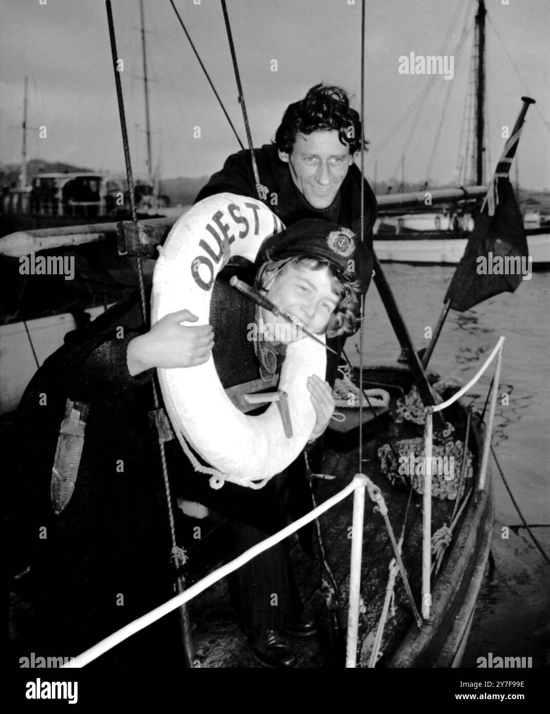 Port Hamble, Hampshire: Martin Brent, 28, neozelandese e Leonie Cockland, 19 di Woking Surrey, a bordo del Ketch 'quest III' di 59 piedi, che ora è stato denunciato scomparso e in ritardo a le Havre. La "quest III" è partita ieri per un viaggio di due anni in Australia. C'era un equipaggio di tre uomini e tre ragazze capitanate da Brent. Si ritiene che la radio di quest III sia fuori servizio. 30 aprile 1956. Foto Stock