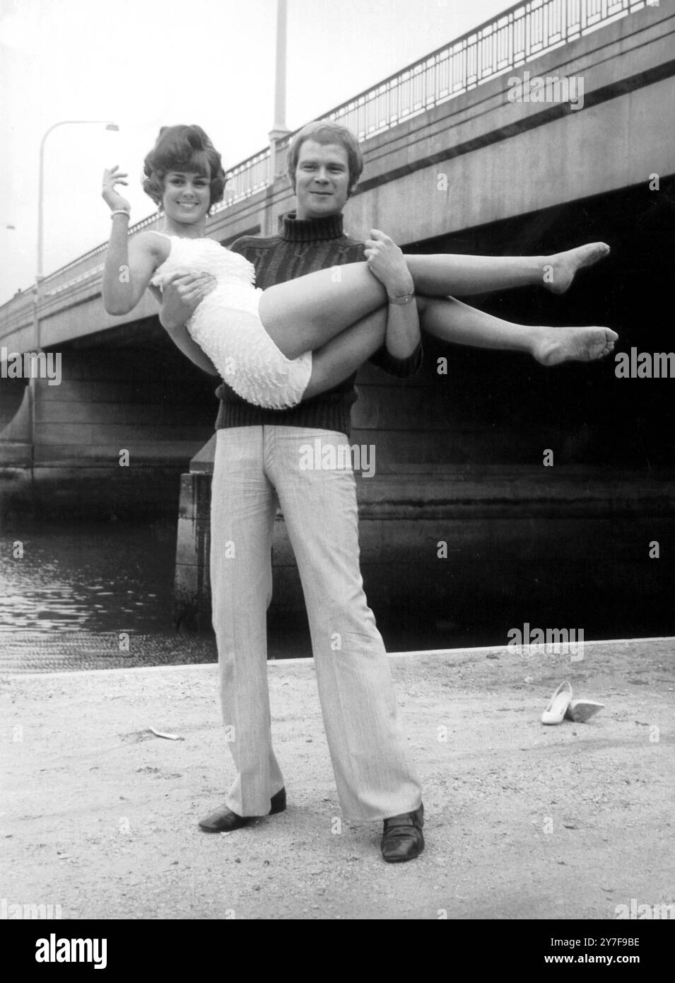 Spazzata via dai piedi dal suo idolo pop Long John Baldry, è la beauty queen Christine James, Froma Ramsgate Kent settembre 1968 Foto Stock