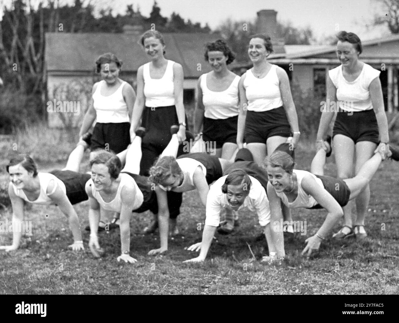 Le ragazze del movimento Giovanile Hitler, studenti impiegati e mani di fabbrica di età compresa tra i 18 e i 25 anni partecipano al campo annuale organizzato per promuovere l'amicizia anglo-tedesca a Godshill nella New Forest, Hampshire. Hanno intenzione di intrattenere una festa di ragazze inglesi durante il fine settimana. Le ragazze stanno frequentando un campo simile in Germania. Eccoli in una corsa con la carriola al campo. 10 aprile 1937 Foto Stock