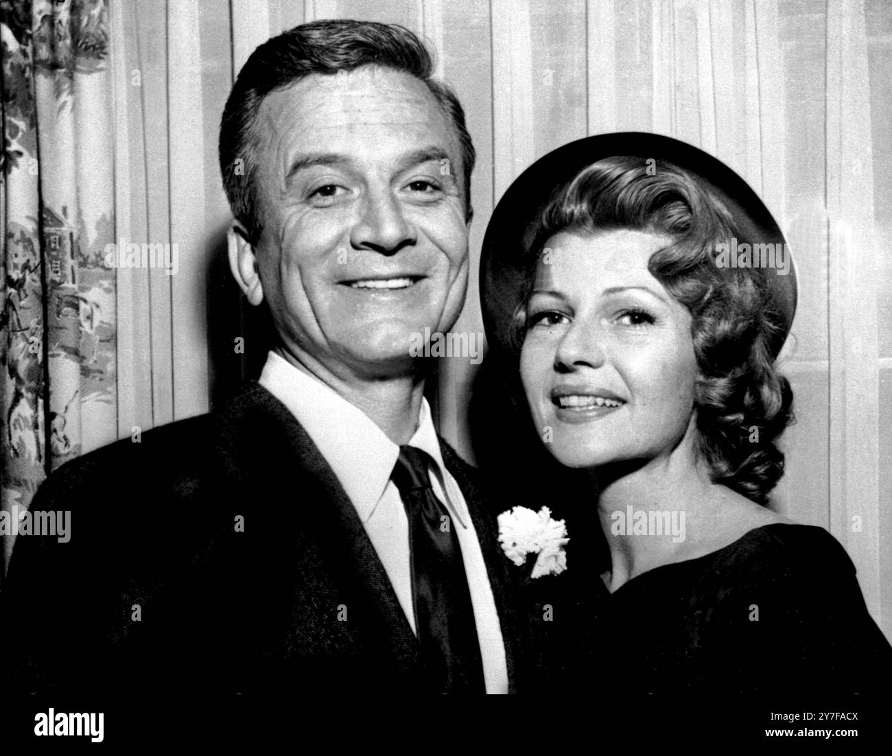 Movieman James Hill con Rita Hayworth afte un matrimonio tranquillo nella casa di Rita Beverly Hills a Hollywood. 3 febbraio 1958 Foto Stock