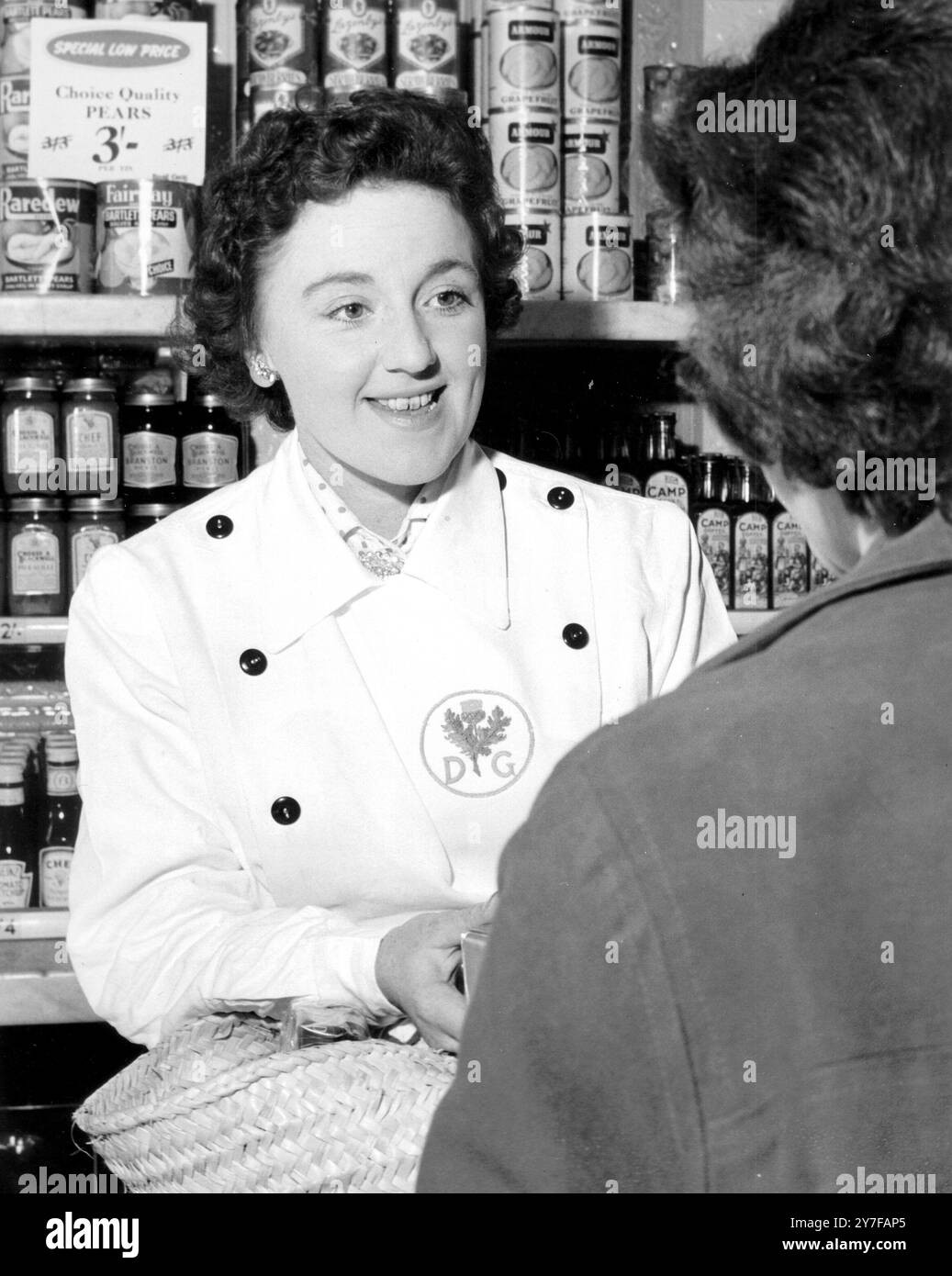 Shop Assistant Winner of the Shop Assistants Courtesy Cup in Bromley Kent 25 ottobre 1958 Foto Stock