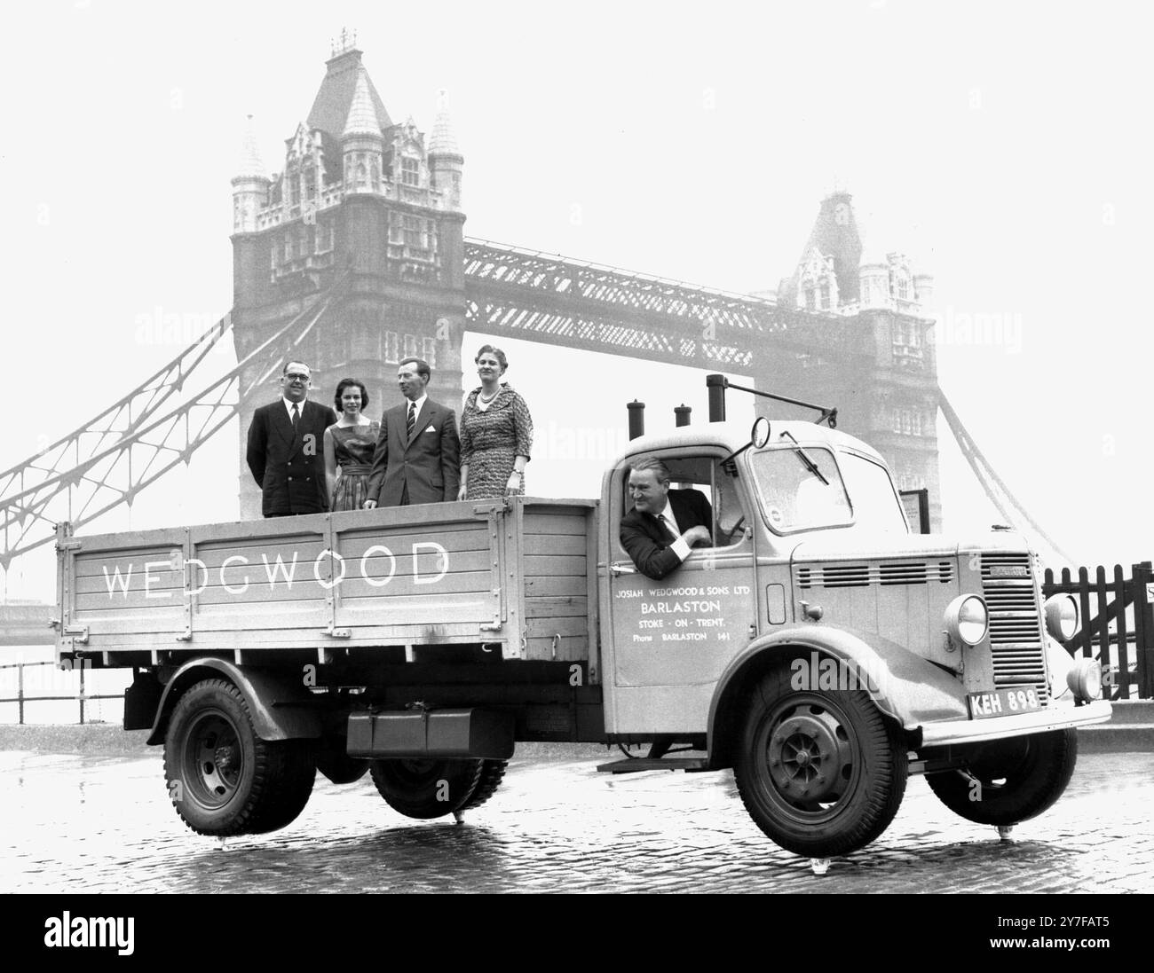 Le tazze Wedgwood possono contenere camion bilanciati su quattro tazze da tè Wedgwood. All'interno del camion c'è la famiglia Wedgwood con Sir John al posto di guida. Foto Stock