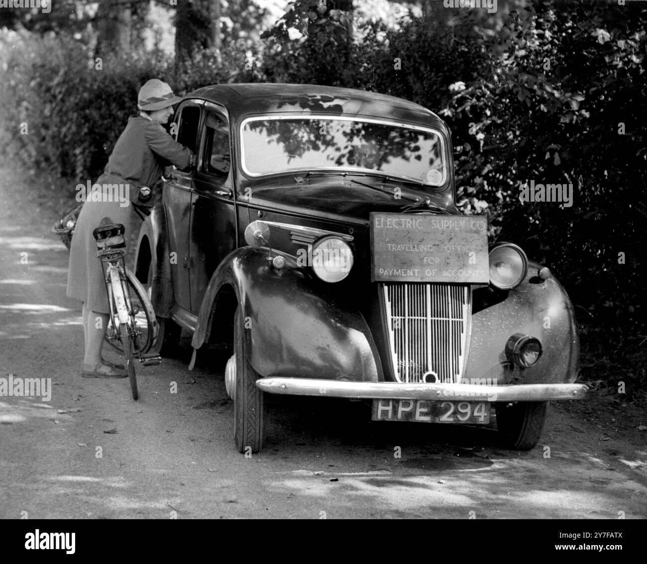 Mobile Office per la riscossione delle tasse elettriche Un'automobile è utilizzata come ufficio mobile per la riscossione delle tasse elettriche all'interno del distretto rurale di Dartford, Kent. Una volta al mese, visita i villaggi periferici per salvare i debitori, un lungo viaggio in autobus fino alla sede centrale, o almeno un assegno e un francobollo 2 1/2d! Farningham, 30 agosto 1948. Foto Stock