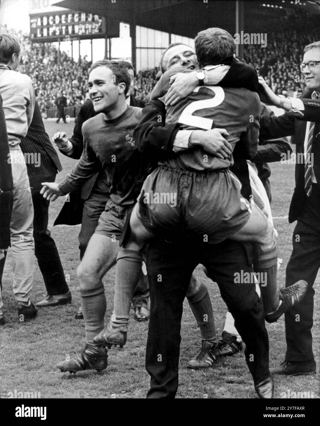 Il team manager del Chelsea Tommy Docherty, è abbracciato da Allan Harris con il fratello Ron Harris dopo la vittoria del 1-0 contro il Leeds United a Villa Park nella semifinale di fa Cup. Il gol fu segnato dall'attaccante centrale Tony Hateley. 29 aprile 1967. Foto Stock