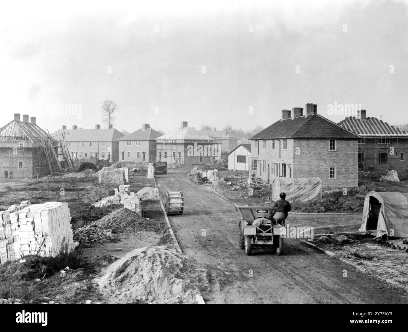 Le prime case veramente permanenti di Londra, 1 febbraio 1946 le prime quattro delle case veramente permanenti di Londra saranno aperte mercoledì prossimo 6 febbraio 1946, nella Kidbrooke Estate. La prima delle 1200 case in costruzione, alcune con l'aiuto di prigionieri tedeschi, saranno consegnate all'edificio L.C.C. iniziato ad agosto, e altre cinquanta saranno completate entro due mesi. Ci sono più di 60.000 persone in lista d'attesa. Foto Stock