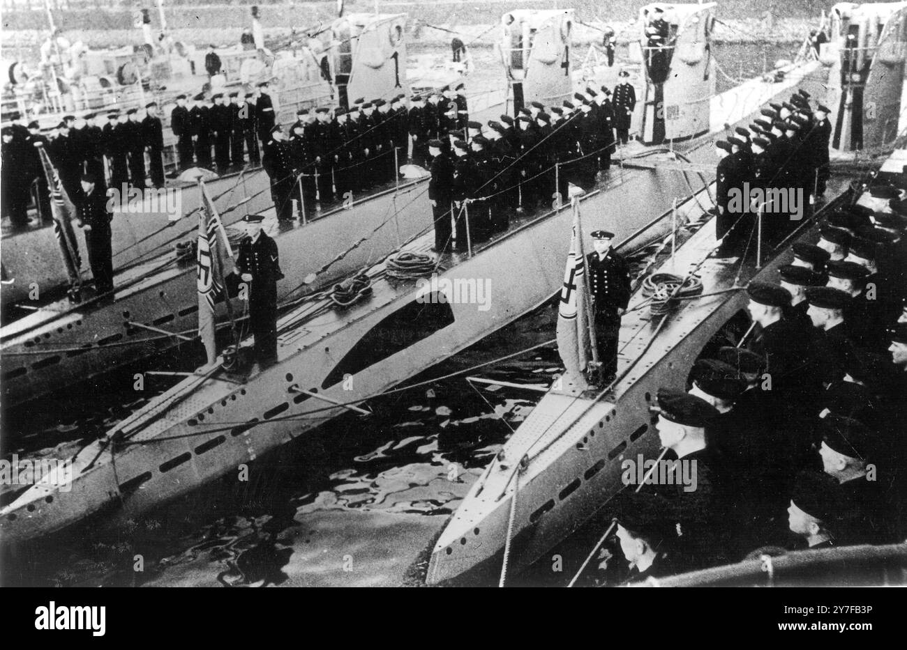 La scena della nuova bandiera navale tedesca è stata issata sui nuovi U Boats a Kiel il 9 novembre 1935 Foto Stock