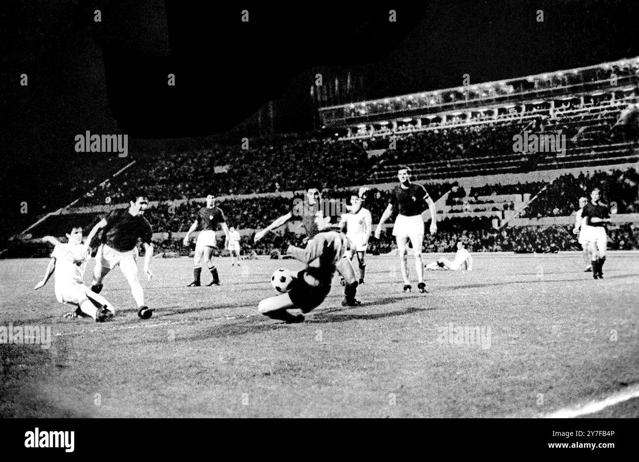 Italia contro Jugoslavia European Championships 1968 azione durante il replay della finale del Campionato europeo tra Italia (maglie scure) e Jugoslavia a Roma. L'Italia ha vinto la partita 2-0 dopo che la prima partita aveva portato a un pareggio di 1-1. 10 giugno 1968. Foto Stock