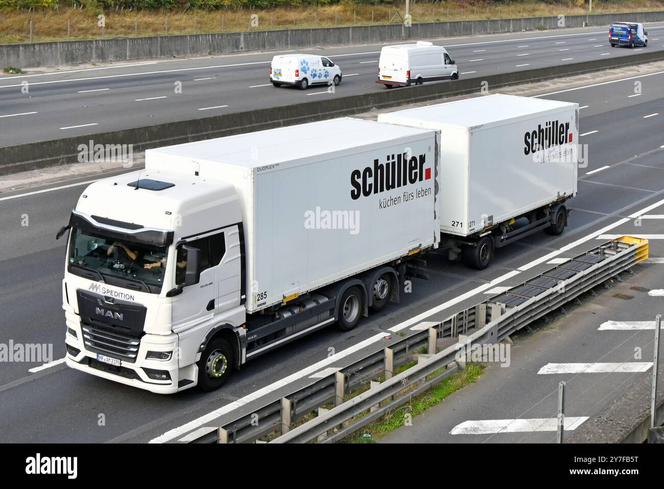 schuller cucine un'azienda tedesca, cassone rigido UOMO bianco, autocarro hgv combinato, traino rimorchio abbinato su strada autostradale M25 Essex Inghilterra Regno Unito Foto Stock