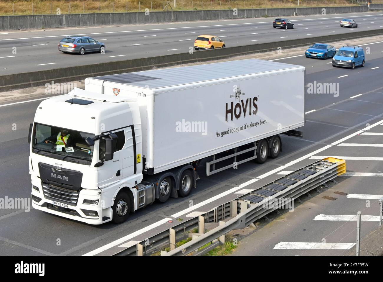 Catena di approvvigionamento alimentare Hovis Bread All white hgv MAN Truck Mover e semi-rimorchio articolato combinati su strada autostradale M25 Essex Regno Unito Foto Stock