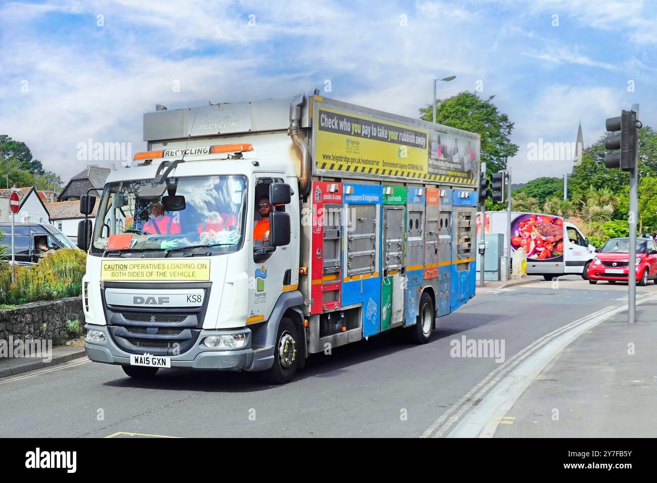 Cassetti per raccolta rifiuti Dustcart raccolta rifiuti DAF Romaquip Truck driver team Dawlish Town Teignmouth District Devon Inghilterra Regno Unito Foto Stock