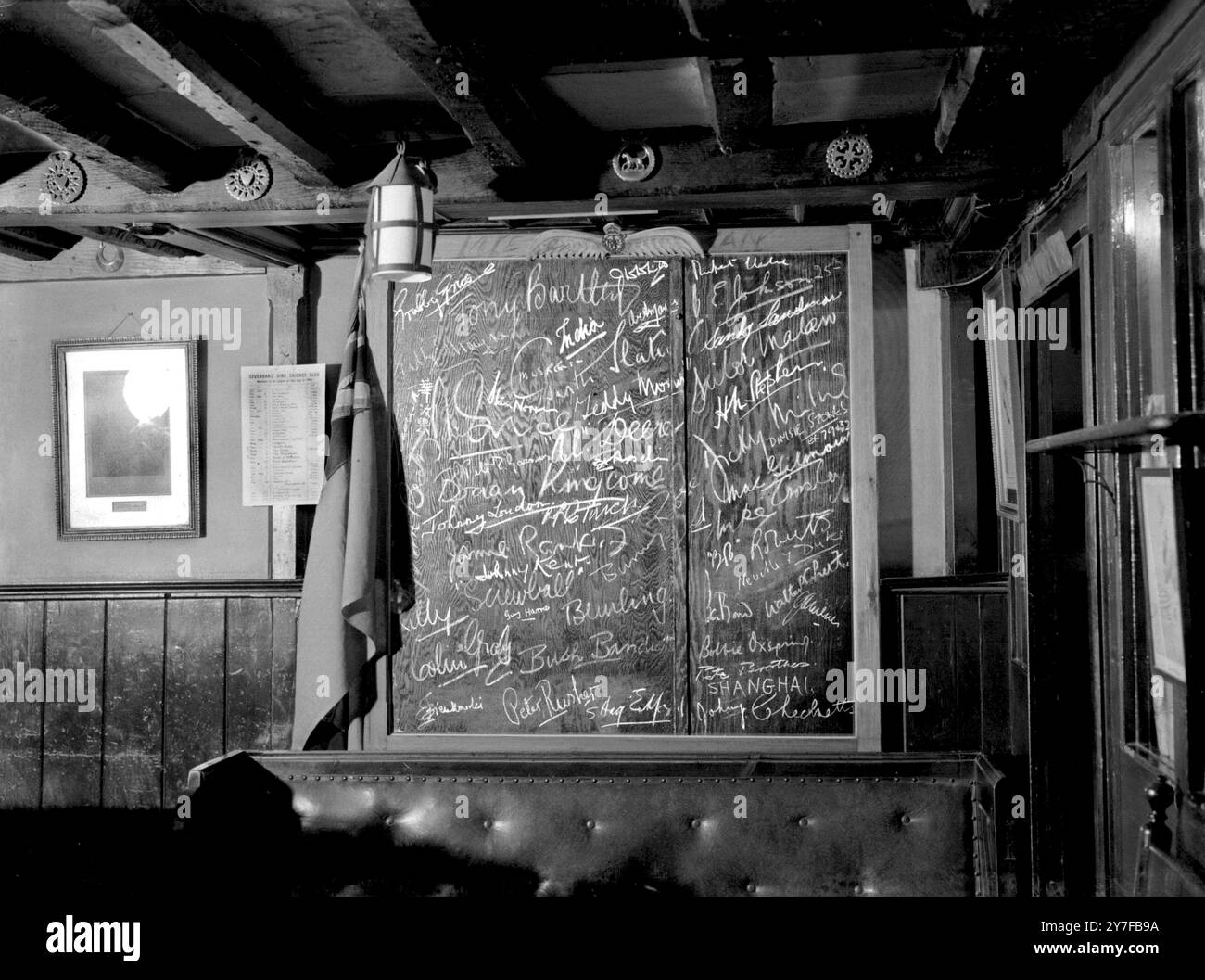 I piloti di Battle of Britain di Biggin Hill trascorsero molte ore fuori servizio nella White Hart, Brasted, la tavola nera su cui firmarono i loro nomi fu messa in mostra in ricordo. 1946 Foto Stock