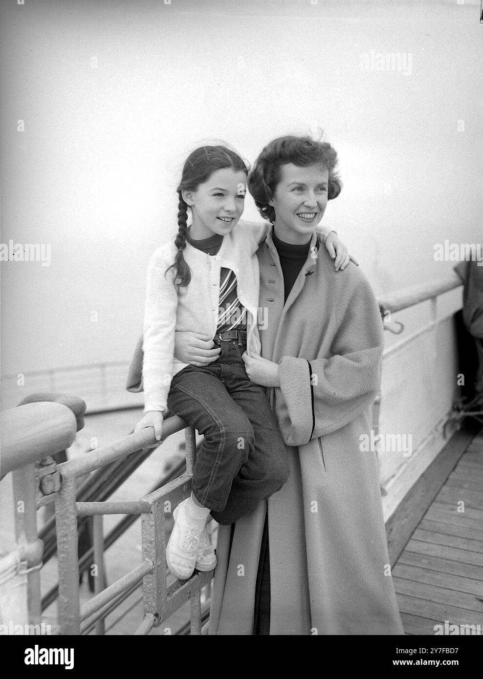 Mrs Grace Kelly, moglie del famoso attore/ballerino americano con la loro figlia, Terry. Foto su una linea che arriva all'Ile de France da New York. 11 marzo 1952 Foto Stock