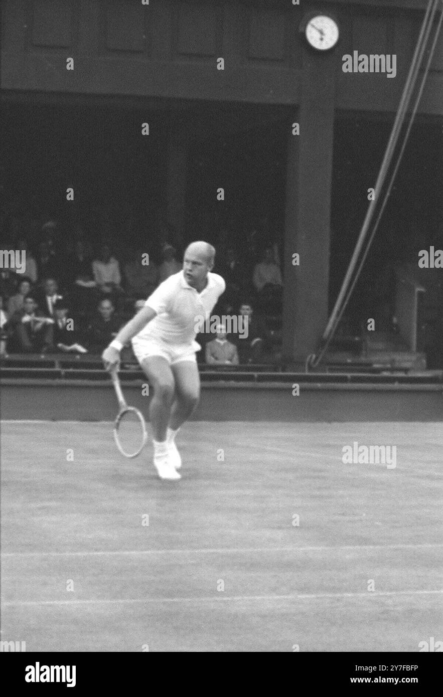 Ronald Holmberg degli Stati Uniti in azione durante la sua sconfitta per 6-2, 6-2, 6-4 contro l'australiano Roy Emerson nel primo turno di oggi a Wimbledon. 24 giugno 1968 Foto Stock