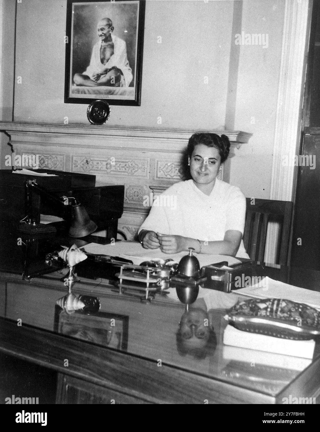 La signora Indira Gandhi sedeva dietro la sua scrivania dopo aver assunto il ruolo di presidente del Congresso un Dhebar. E' stata la prima donna a ricoprire la posizione. Nuova Delhi - 11 febbraio 1959 Foto Stock