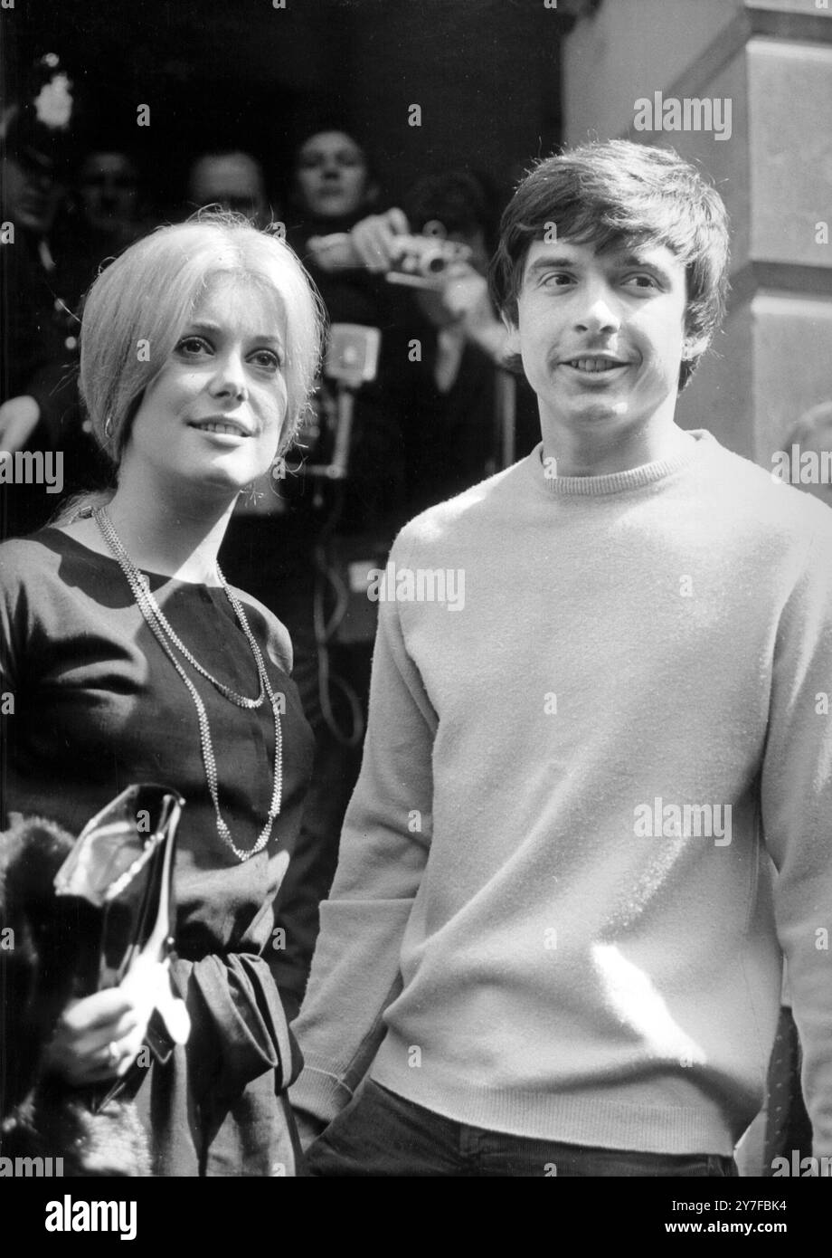 Fotografo David Bailey, con maglione e pantaloni, nella foto quando ha sposato l'attrice francese ventunenne Catherine Deneuve, al St Pancras Town Hall Register Office, Londra, 18 agosto 1965. David Bailey si pensava che stesse sposando la top model Jean Shrimpton, che aiutò a lanciare. Foto Stock