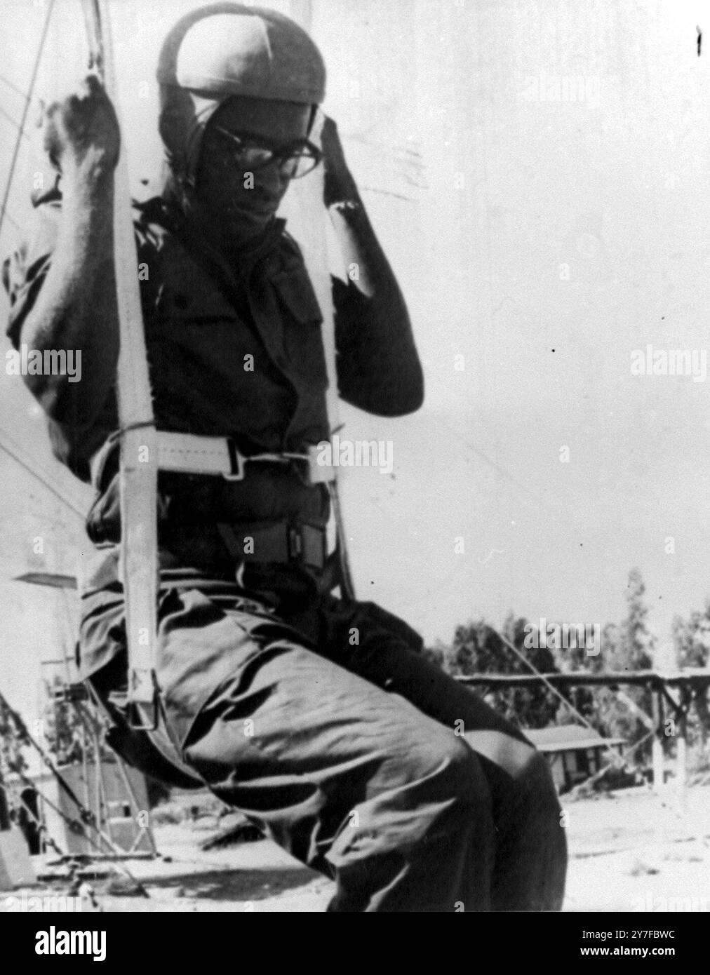 Il generale Joseph Mobuto, comandante in capo dell'esercito nazionale congolese nel suo imbrigliamento per il suo primo lancio con paracadute. È con circa 200 membri del suo esercito che sono in un corso di addestramento per il salto con paracadute in Israele. Tel Aviv - 29 agosto 1963 Foto Stock