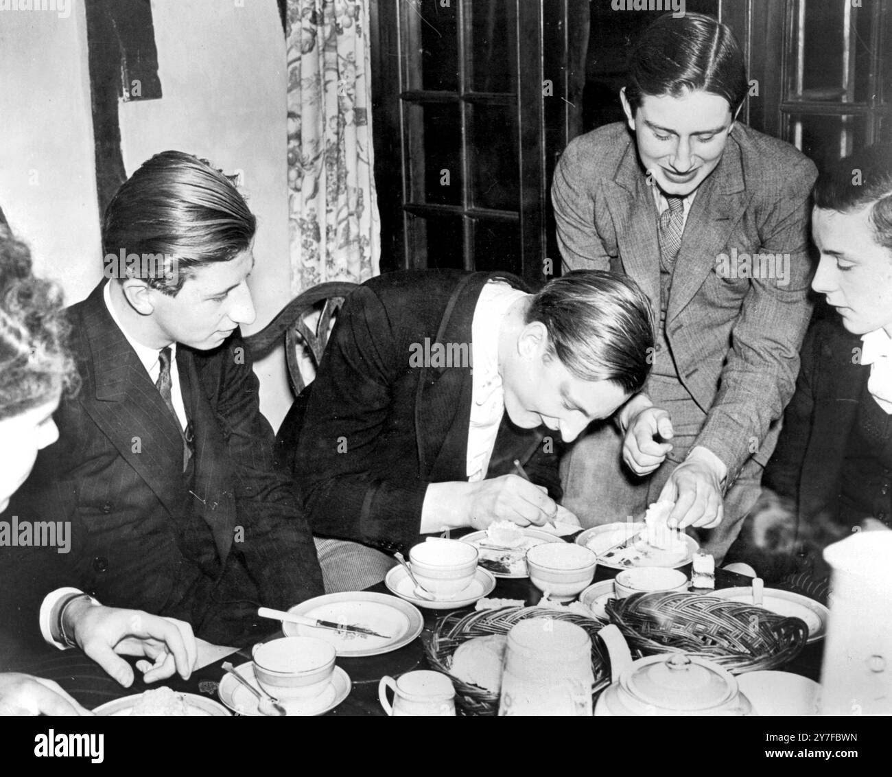 Eton, ragazzi in una sala da tè Foto Stock