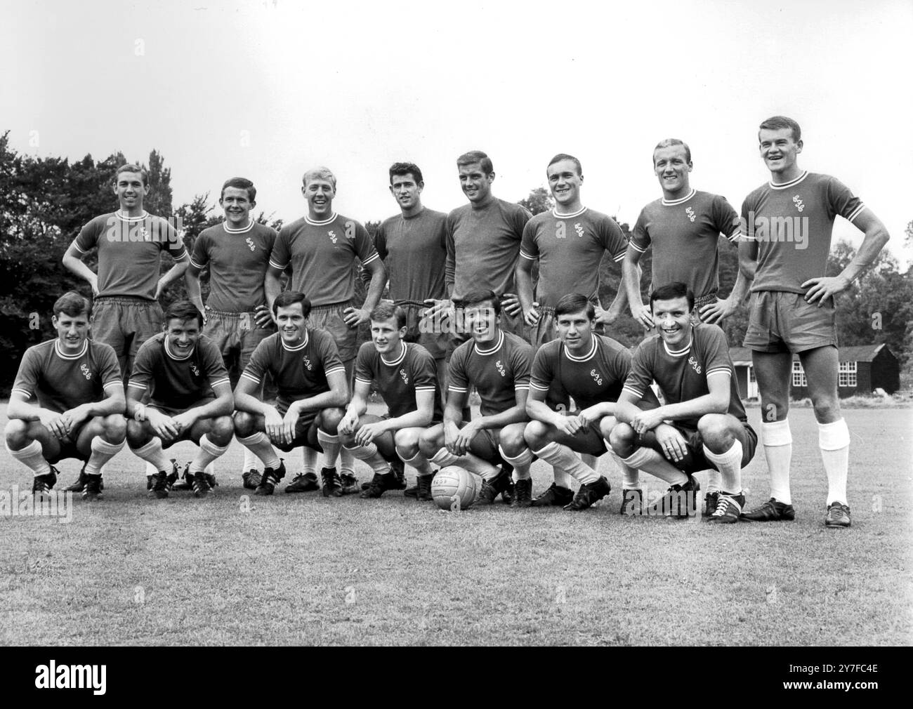 Chelsea Football Team Back Row da sinistra a destra: Marvin Hinton, John Hollins, Ken Shellito, Peter Bonetti, John Dunne, Ron Harris, Alan Harris e Eddie McCreadie. Fila anteriore da sinistra a destra: Albert Murray, Bobby Tambling, George Graham, Peter Houseman, Terry Venables, Dennis Brown e Barry Bridges. 5 agosto 1964. Foto Stock