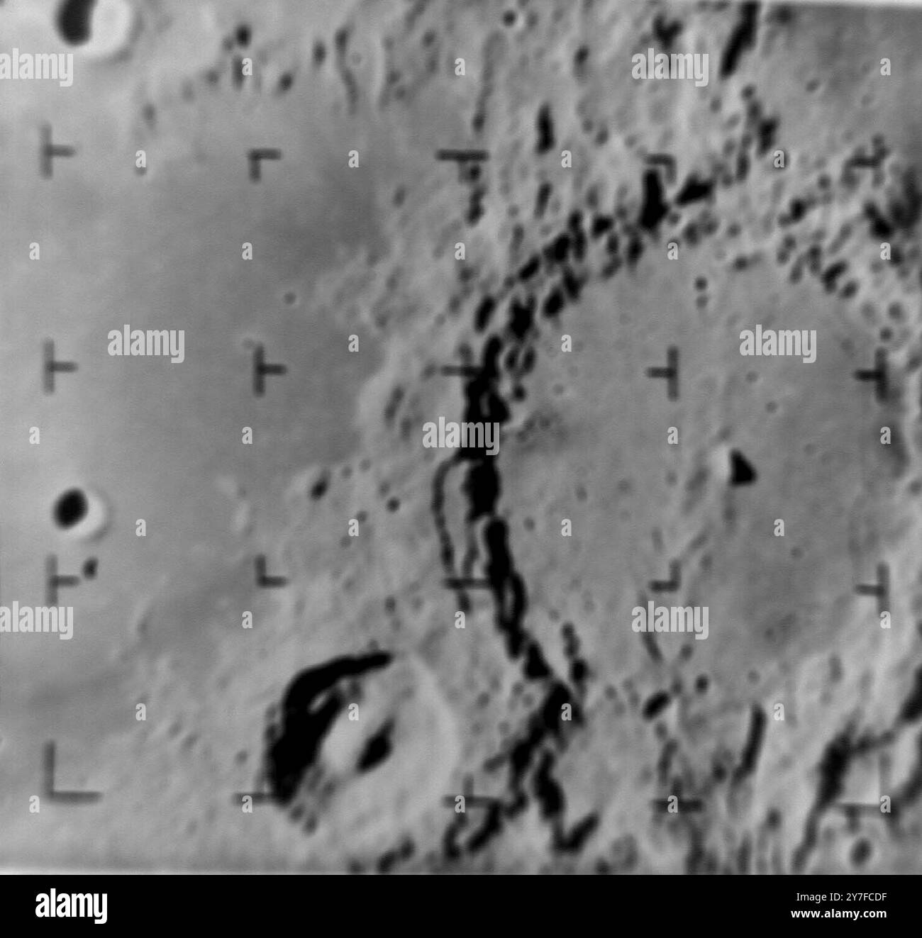 Surface of the Moon Ranger 9 ha scattato questa foto della luna 2 minuti e 50 secondi prima dell'impatto da una distanza di 258 miglia ieri. Le dimensioni sono 121 miglia per 109 miglia. Il nord è in cima. Il cratere Alphonsus riempie la metà destra della foto. Alpetragius si trova in basso a sinistra con un'ampia montagna centrale e Davy A è in alto a sinistra. 25 marzo 1965 Foto Stock Surface of the Moon Ranger 9 ha scattato questa foto della luna 2 minuti e 50 secondi prima dell'impatto da una distanza di 258 miglia ieri. Le dimensioni sono 121 miglia per 109 miglia. Il nord è in cima. Il cratere Alphonsus riempie la metà destra della foto. Alpetragius si trova in basso a sinistra con un'ampia montagna centrale e Davy A è in alto a sinistra. 25 marzo 1965 Foto Stock
