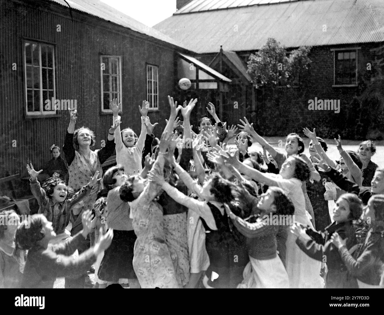 Alcuni bambini rifugiati baschi giocano a palla nei terreni della sala congressi di Clapton. 27 maggio 1937 Foto Stock